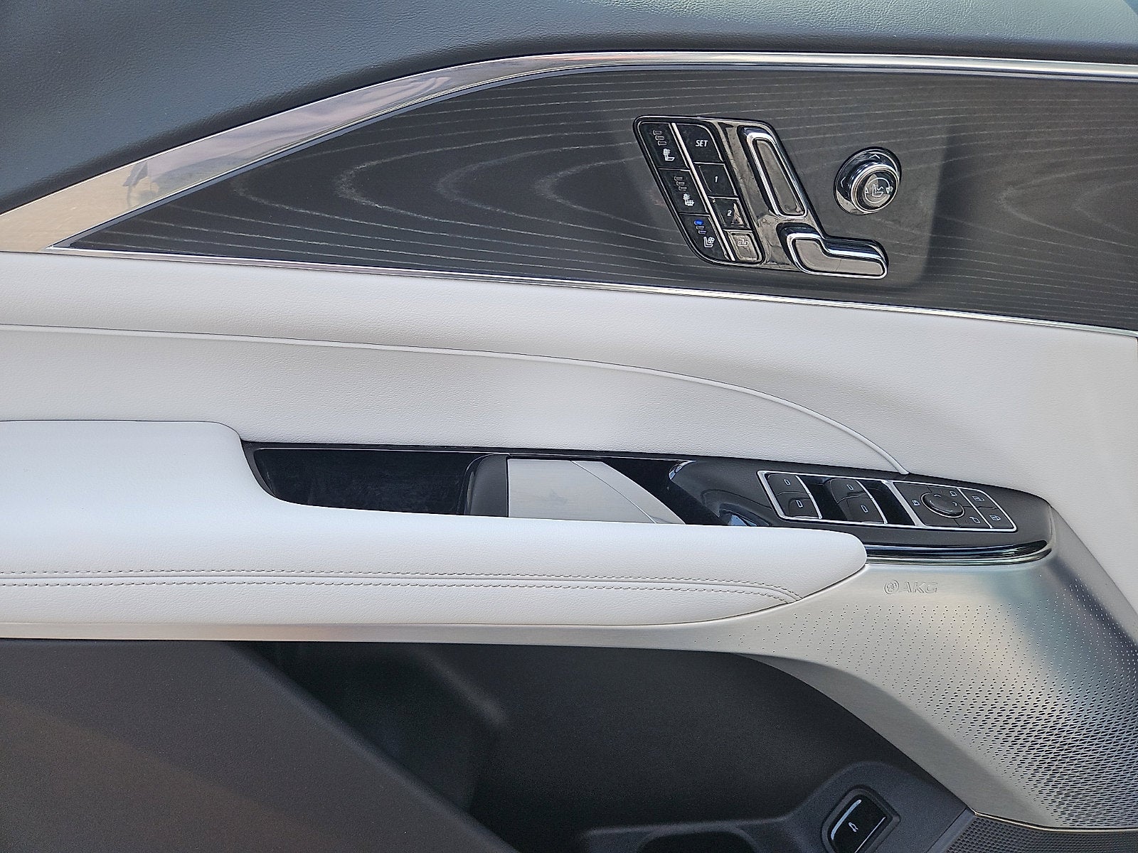 2024 Cadillac LYRIQ Luxury 2