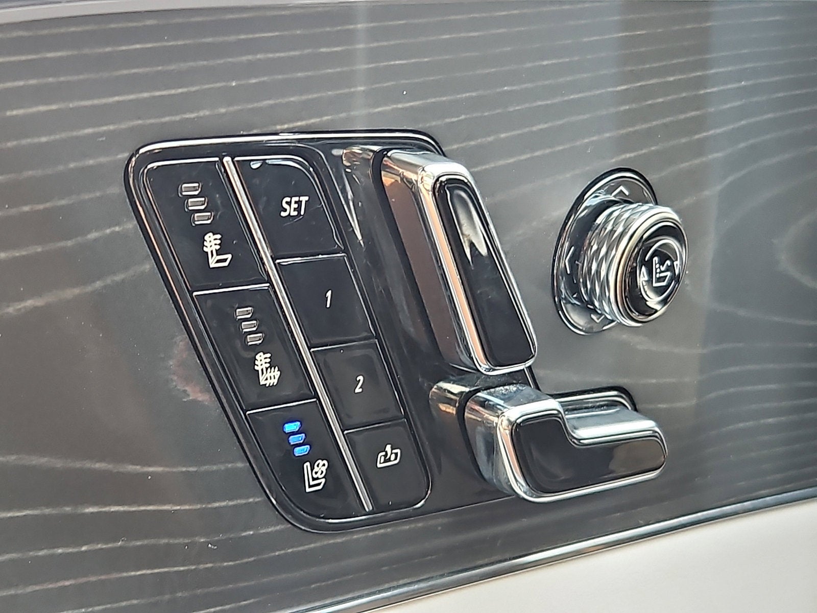 2024 Cadillac LYRIQ Luxury 2