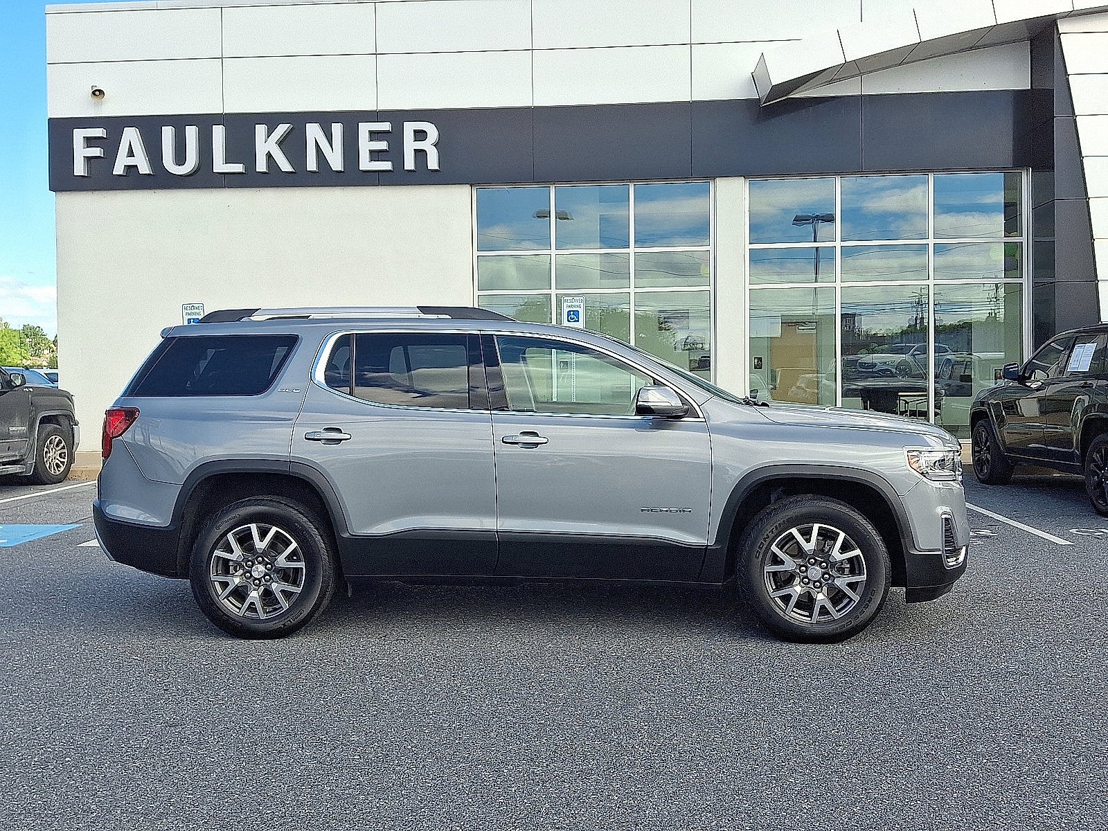 2023 GMC Acadia SLE