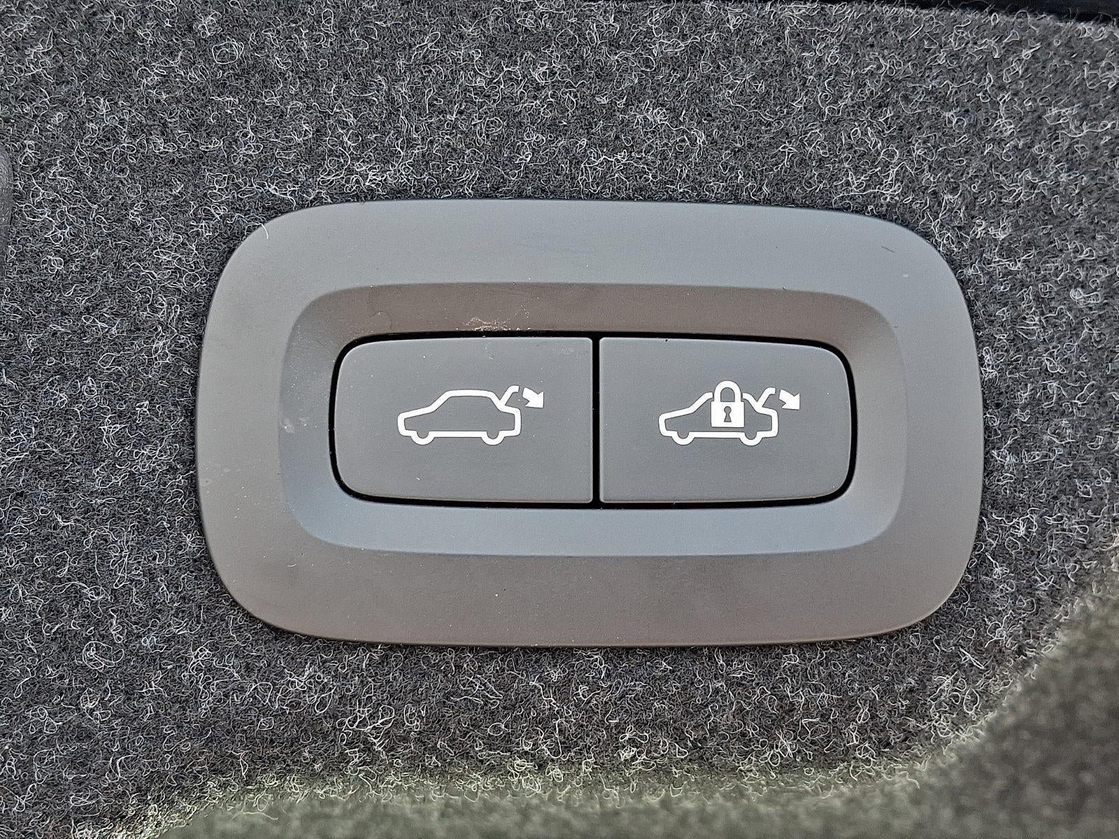 2017 Volvo S90 T6 AWD Momentum