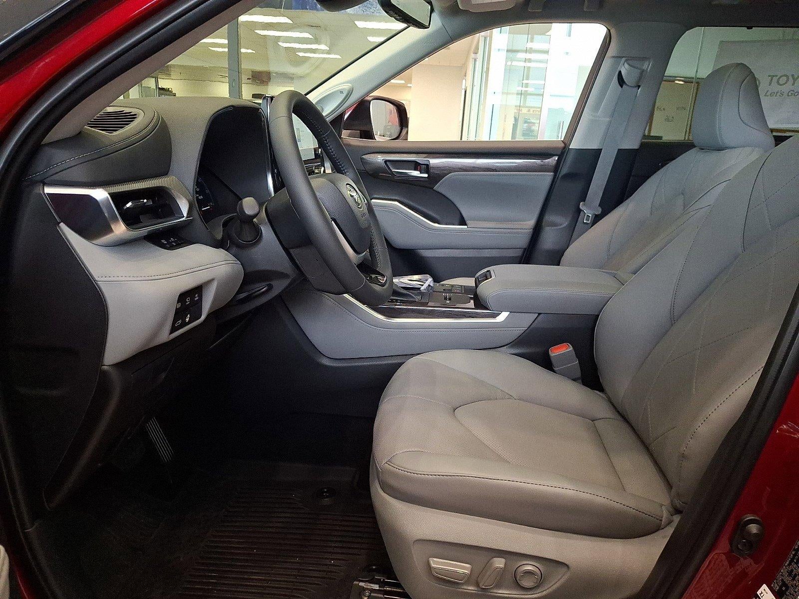 2026 Toyota Highlander Hybrid Platinum AWD (Natl)