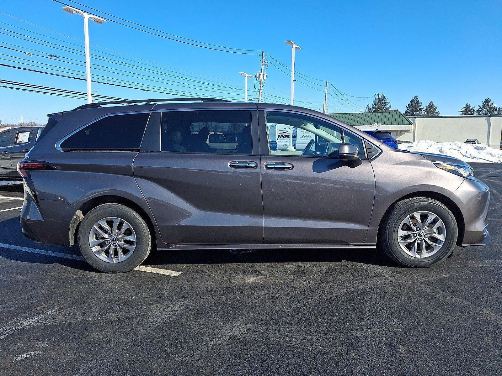 2023 Toyota Sienna XLE FWD 8-Passenger (Natl)