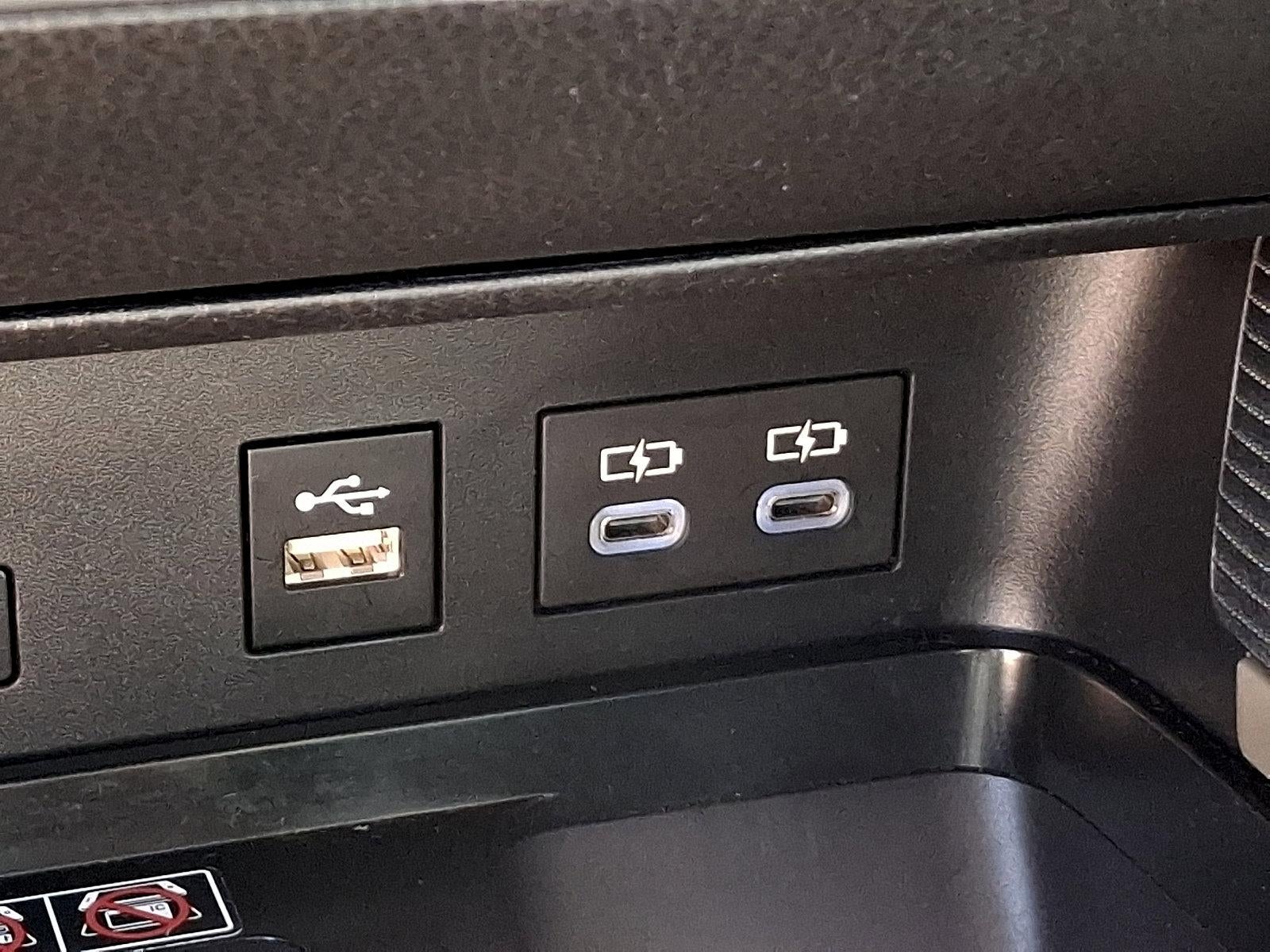 2025 Toyota Camry SE AWD (Natl)