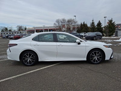 2024 Toyota Camry SE Auto (SE)