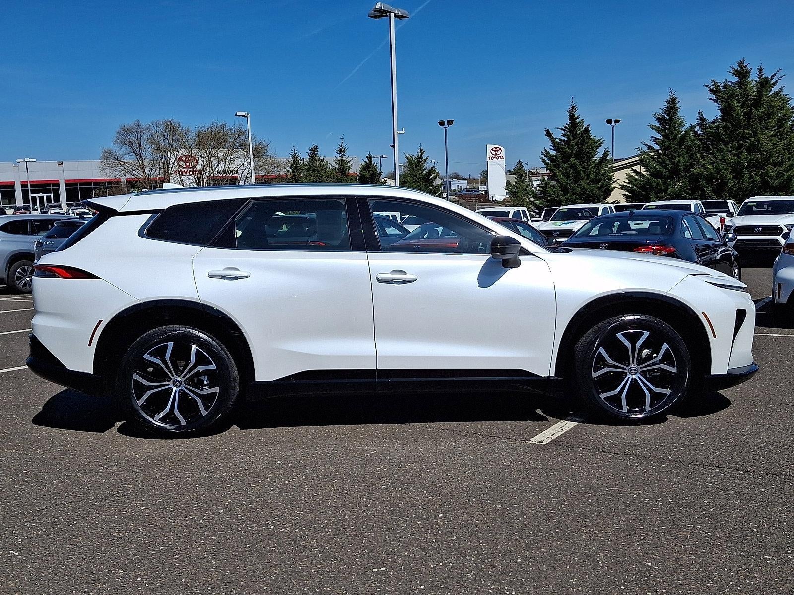 2025 Toyota Crown Signia XLE AWD (Natl)