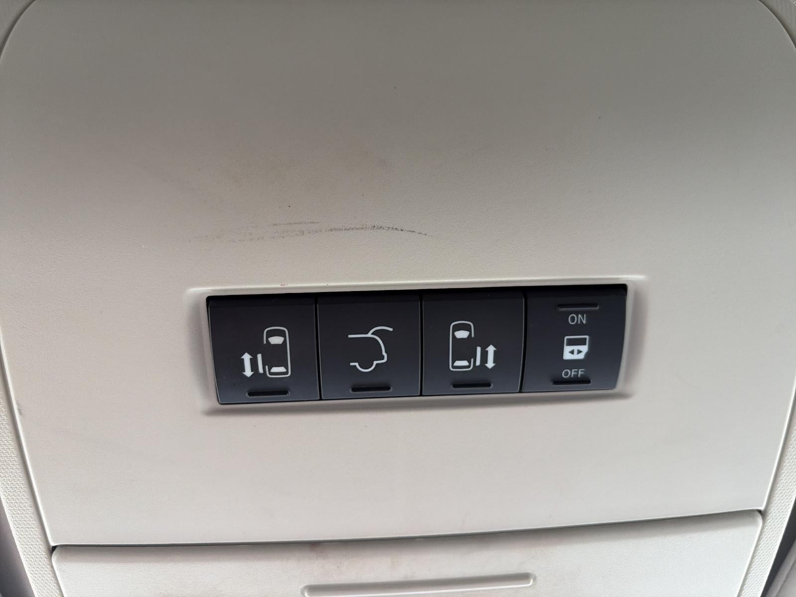 2014 Volkswagen Routan 4dr Wgn SE w/RSE & Navigation