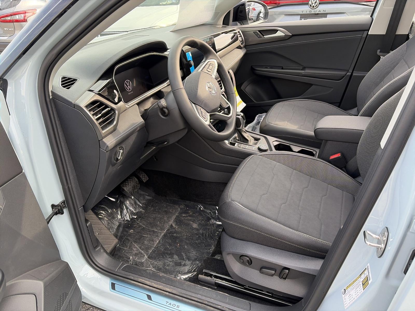 2026 Volkswagen Taos SE Black 4MOTION