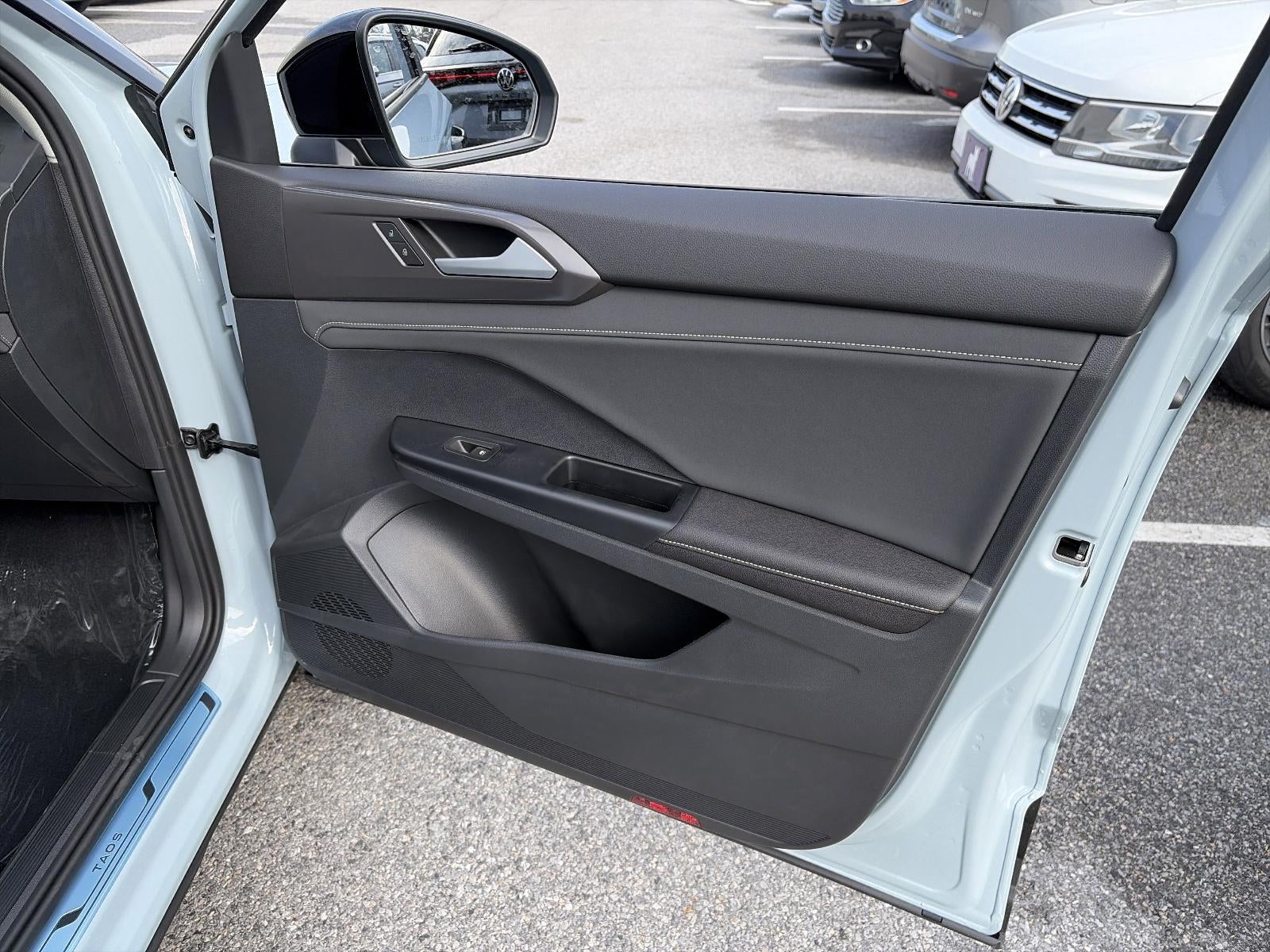 2026 Volkswagen Taos SE Black 4MOTION