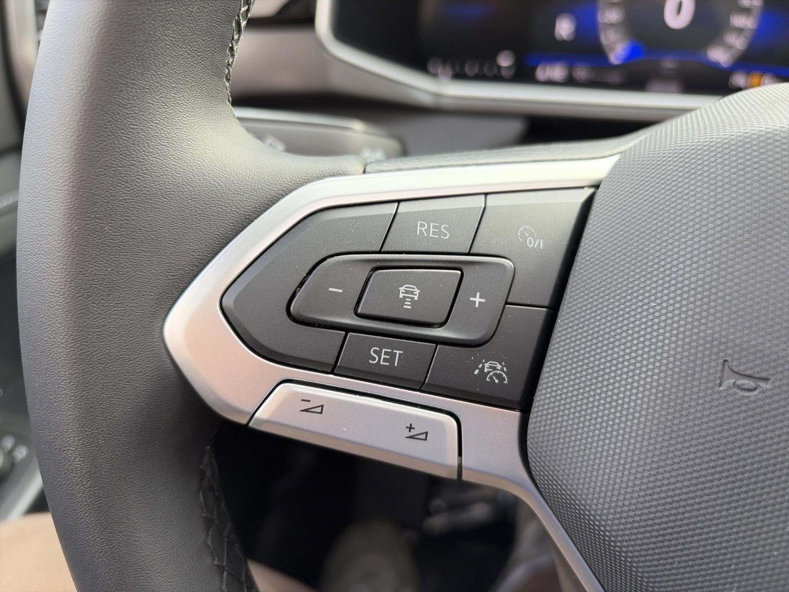 2026 Volkswagen Taos SE Black 4MOTION