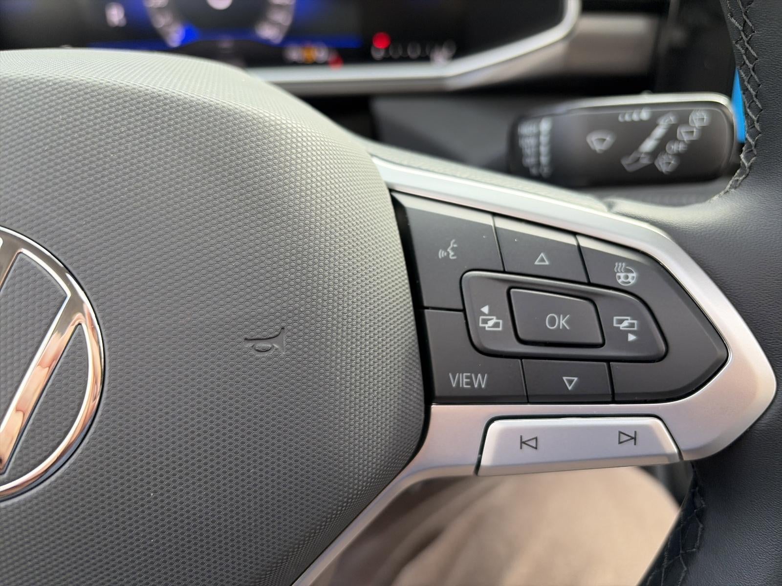 2026 Volkswagen Taos SE Black 4MOTION