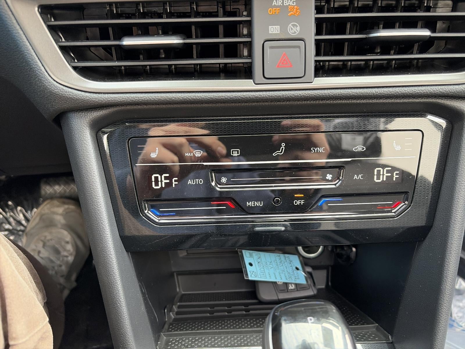 2026 Volkswagen Taos SE Black 4MOTION