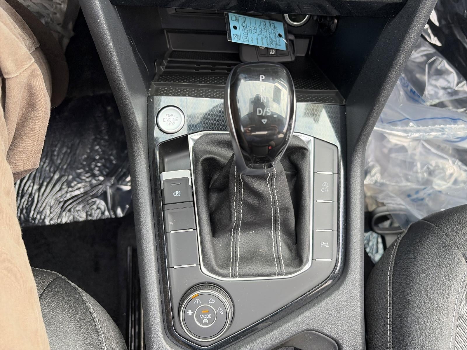 2026 Volkswagen Taos SE Black 4MOTION