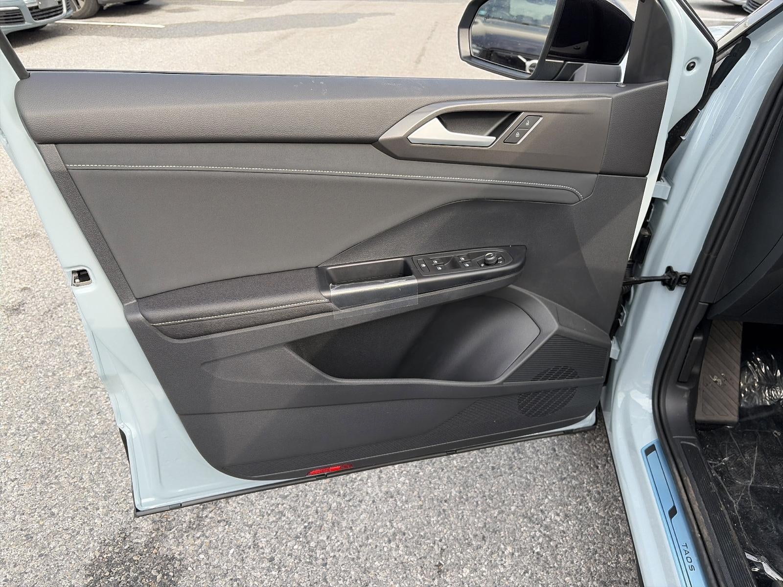 2026 Volkswagen Taos SE Black 4MOTION