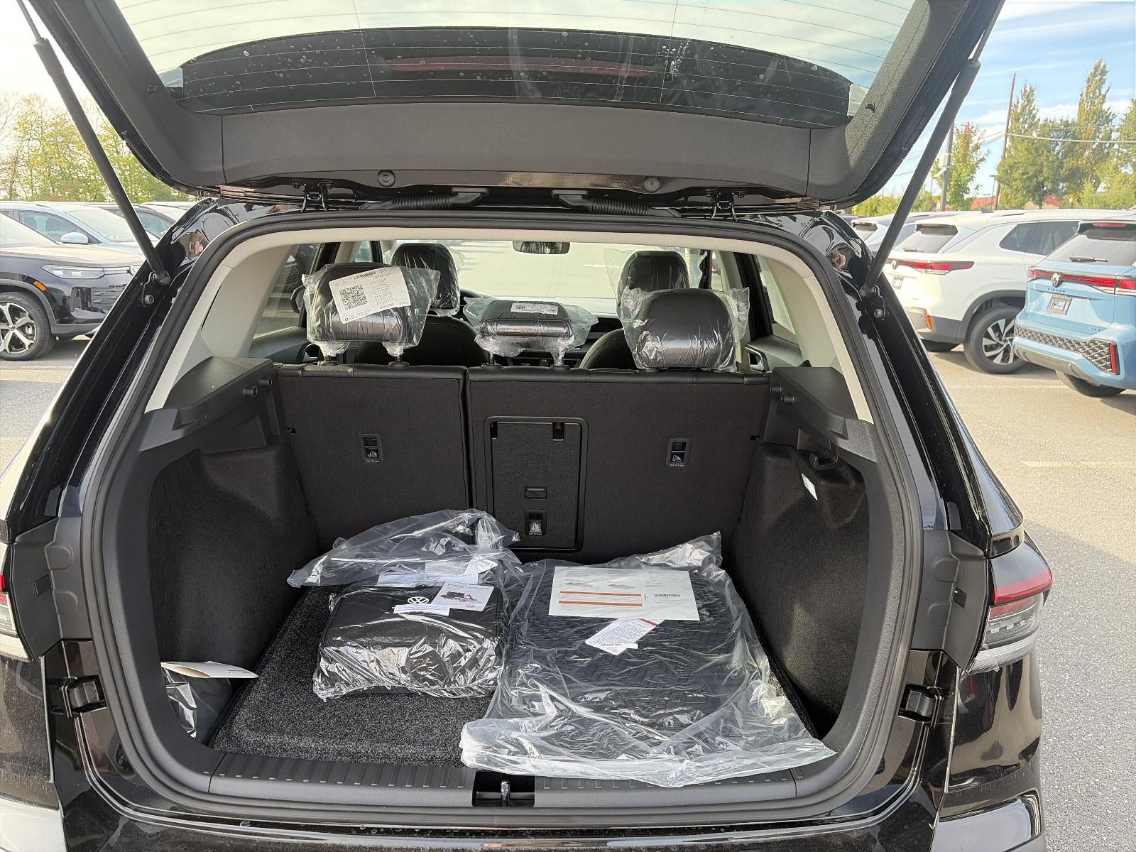 2027 Volkswagen Taos SE Black 4MOTION