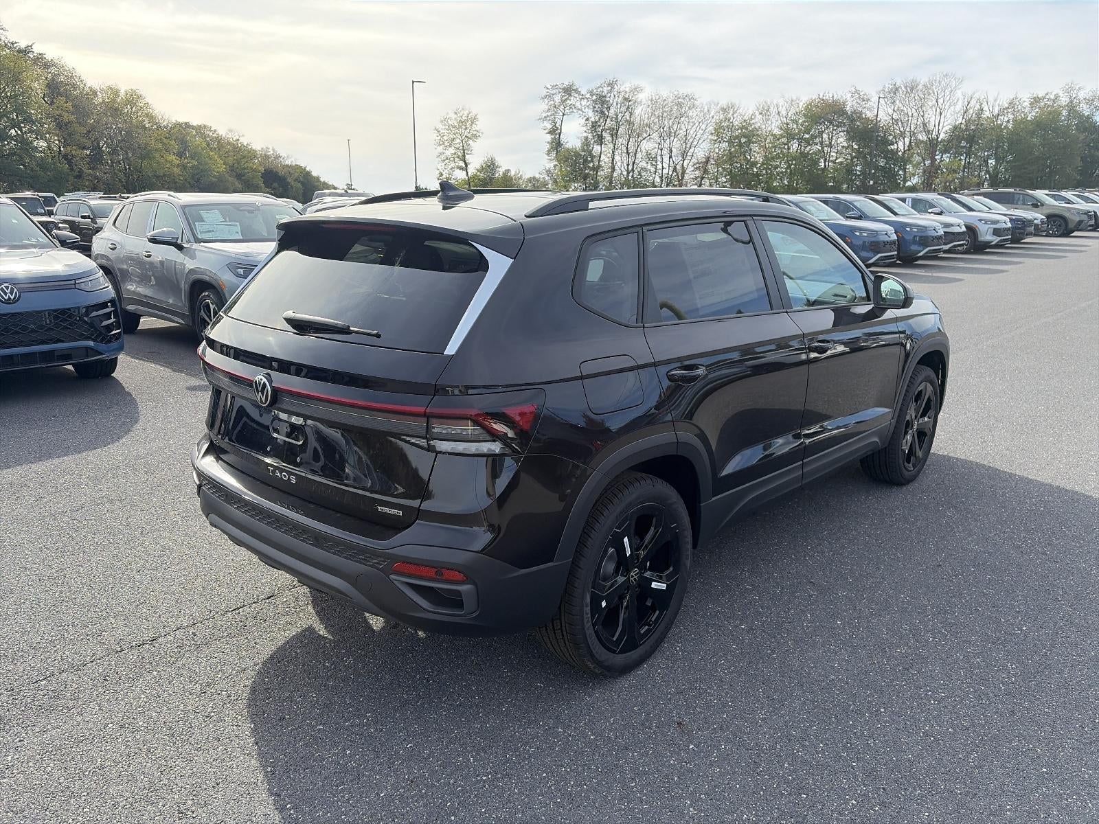 2027 Volkswagen Taos SE Black 4MOTION