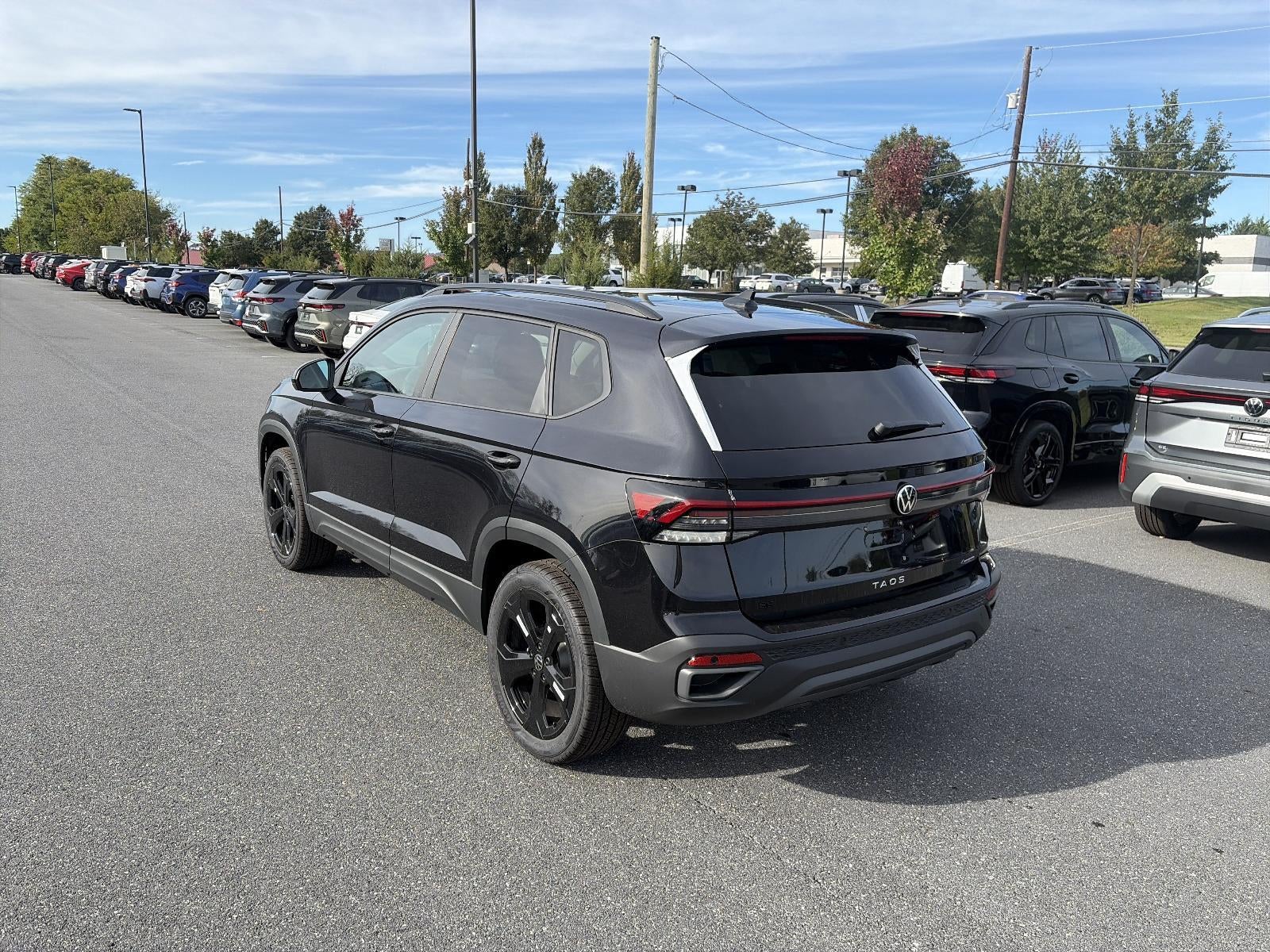 2027 Volkswagen Taos SE Black 4MOTION