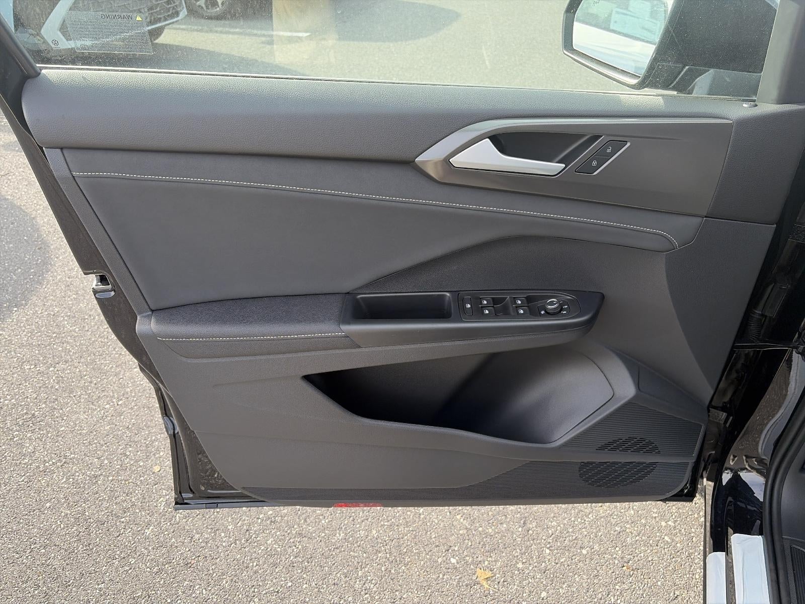 2027 Volkswagen Taos SE Black 4MOTION