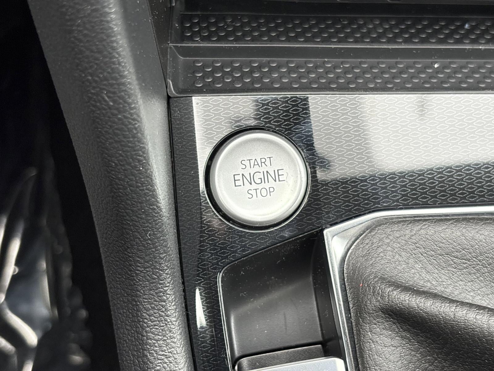 2025 Volkswagen Taos SEL 4MOTION