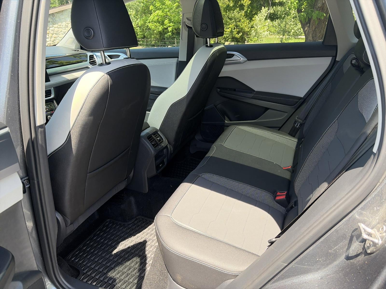 2025 Volkswagen Taos SE 4MOTION