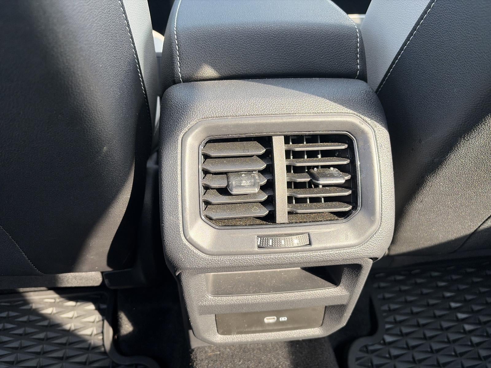 2025 Volkswagen Taos SE 4MOTION