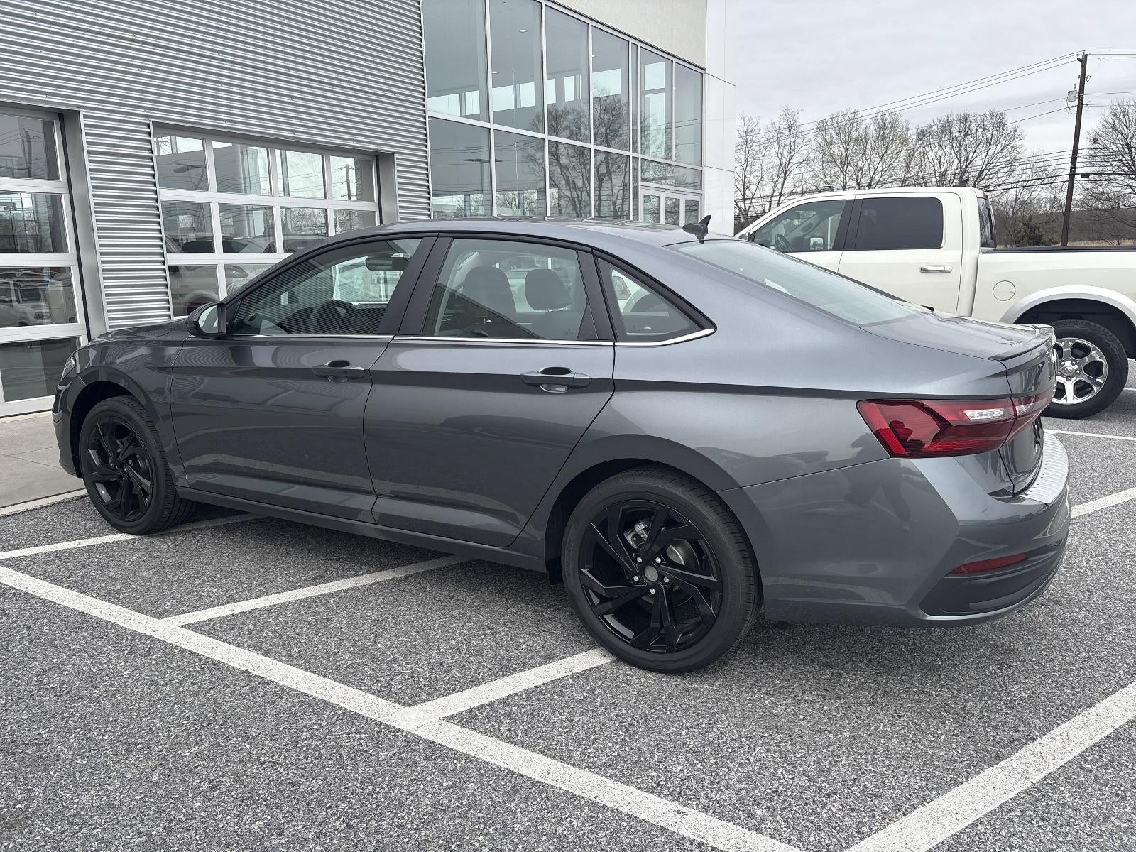 2025 Volkswagen Jetta SE Auto