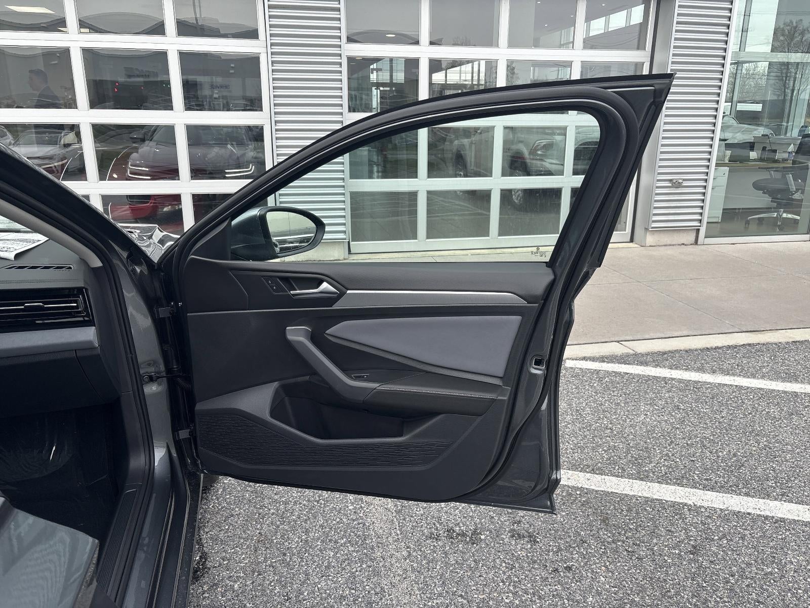 2025 Volkswagen Jetta SE Auto