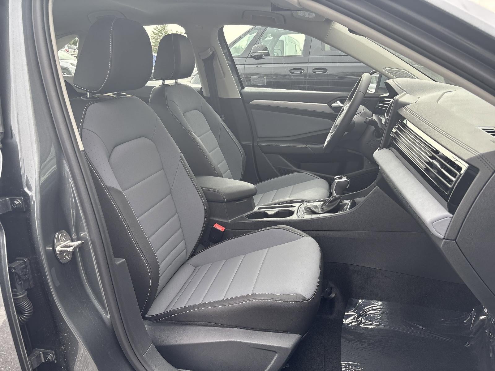2025 Volkswagen Jetta SE Auto