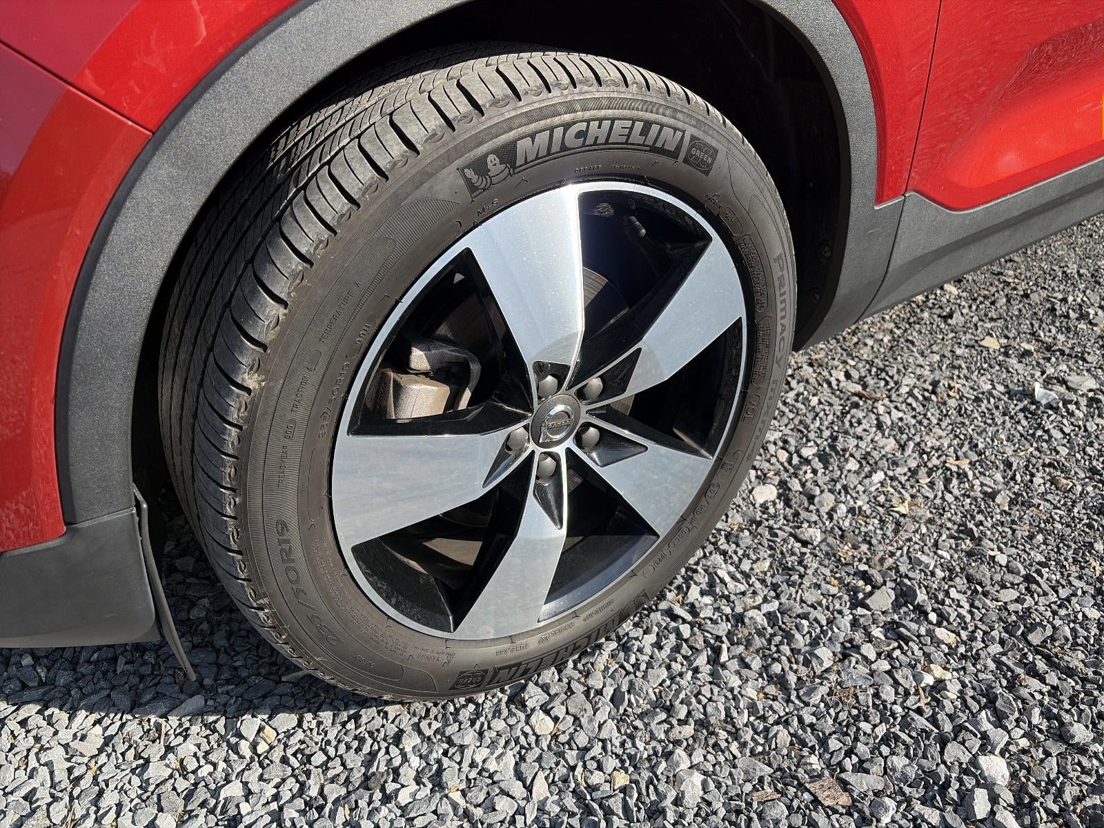 2021 Volvo XC40 T5 AWD Momentum