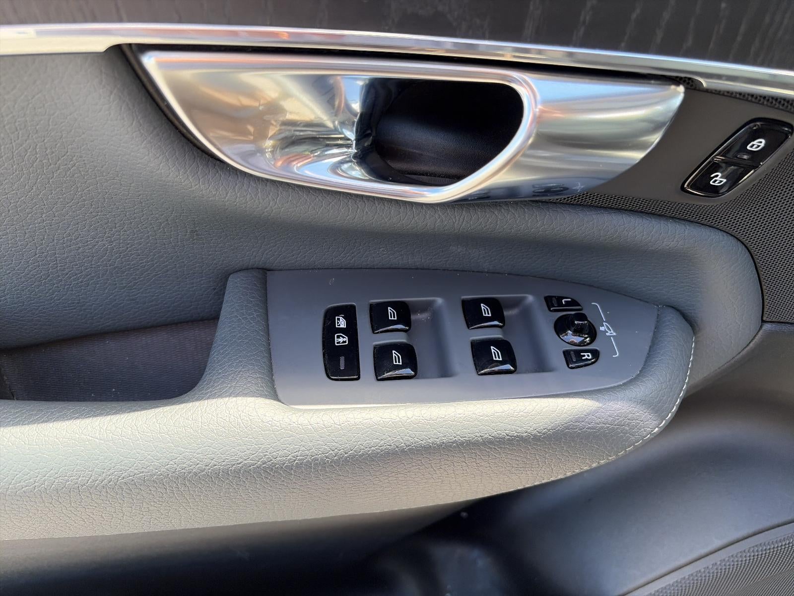 2020 Volvo XC90 T6 AWD Momentum 7 Passenger
