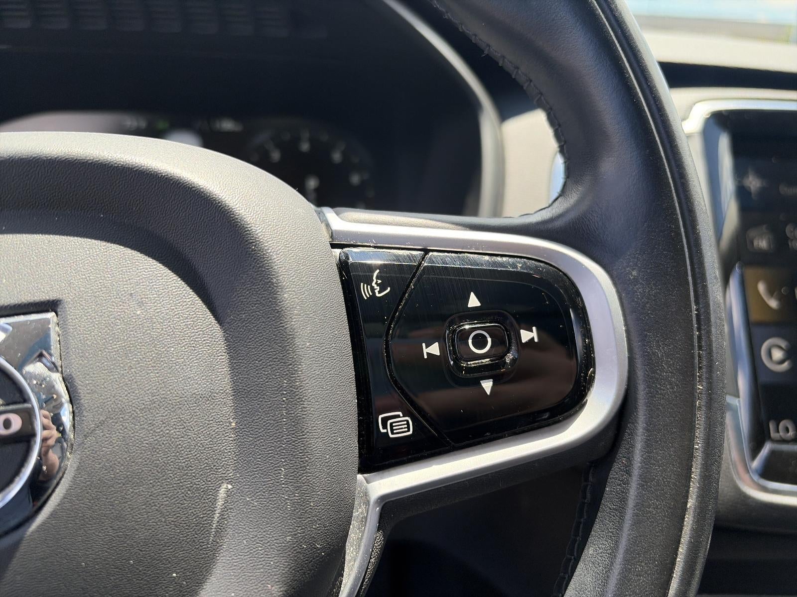 2020 Volvo XC90 T6 AWD Momentum 7 Passenger