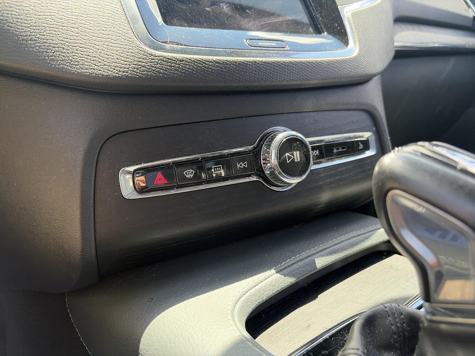 2020 Volvo XC90 T6 AWD Momentum 7 Passenger