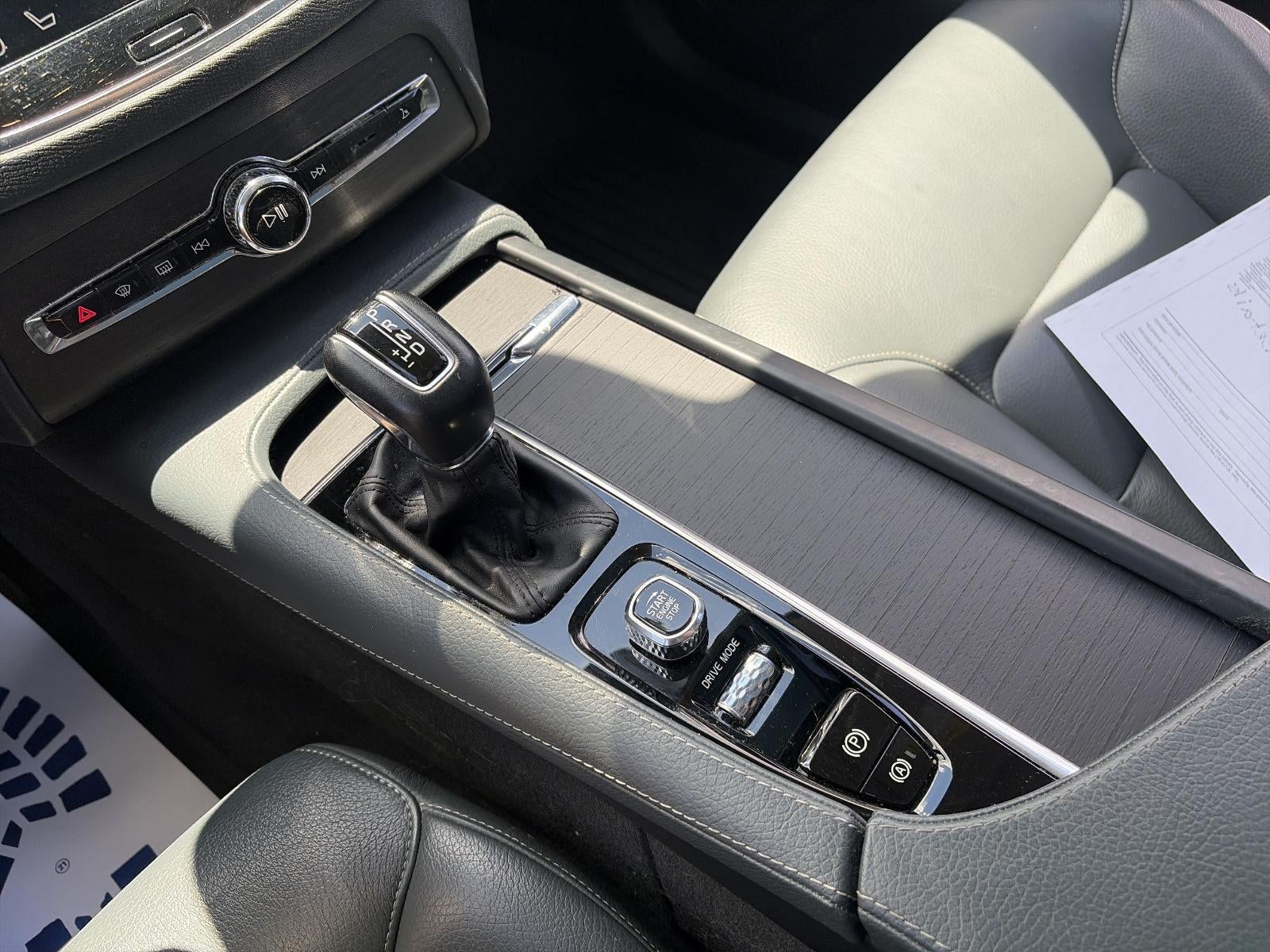 2020 Volvo XC90 T6 AWD Momentum 7 Passenger