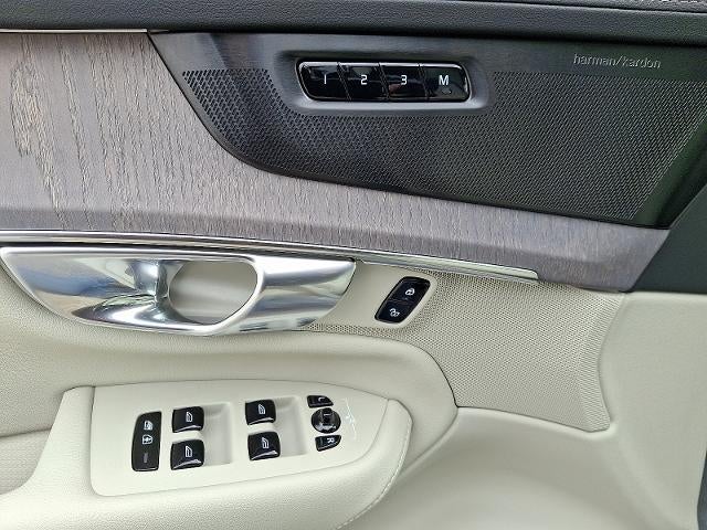 2026 Volvo XC90 B6 AWD Ultra Dark Theme 7-Seater