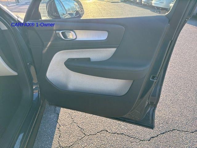 2021 Volvo XC40 T5 AWD Momentum