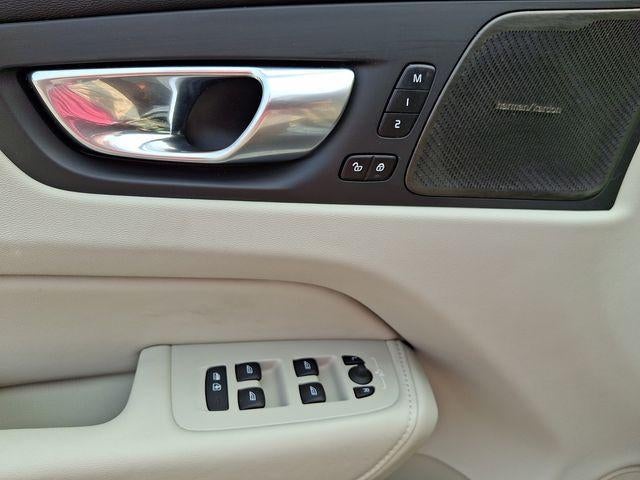 2023 Volvo XC60 Recharge Plug-In Hybrid T8 eAWD PHEV Ultimate Bright Theme