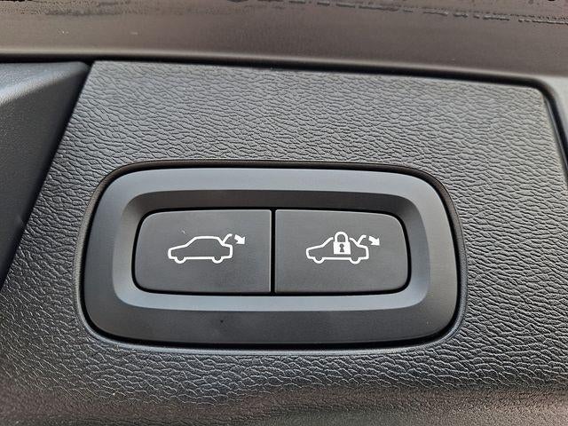 2023 Volvo XC60 Recharge Plug-In Hybrid T8 eAWD PHEV Ultimate Bright Theme