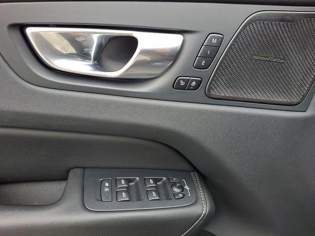 2023 Volvo XC60 B5 AWD Ultimate Bright Theme