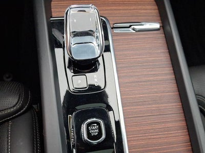 2023 Volvo XC60 B5 AWD Ultimate Bright Theme