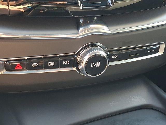 2024 Volvo XC60 B5 AWD Core Dark Theme