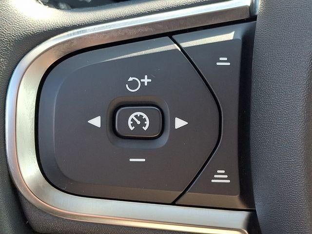 2024 Volvo XC60 B5 AWD Core Dark Theme