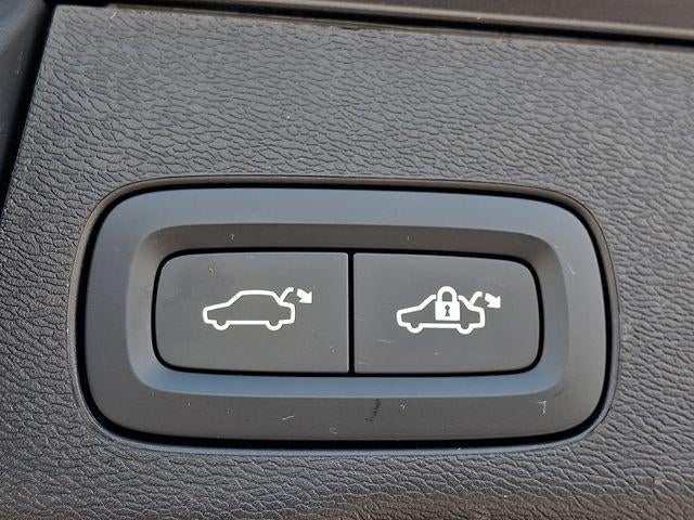 2024 Volvo XC60 B5 AWD Core Dark Theme