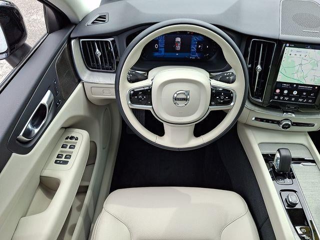2024 Volvo XC60 B5 AWD Plus Dark Theme