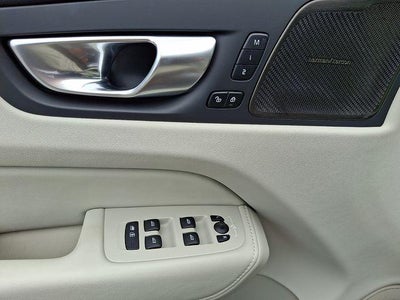 2024 Volvo XC60 B5 AWD Plus Dark Theme