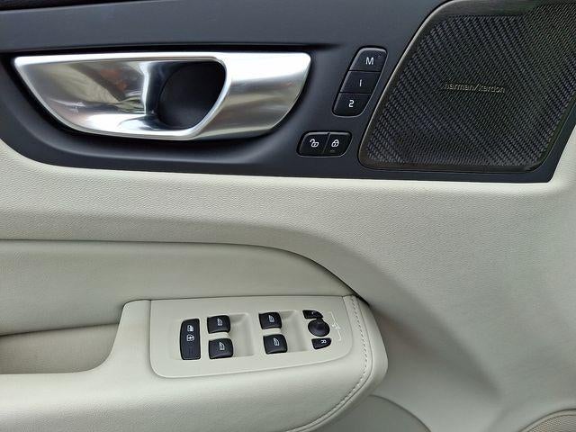 2024 Volvo XC60 B5 AWD Plus Dark Theme