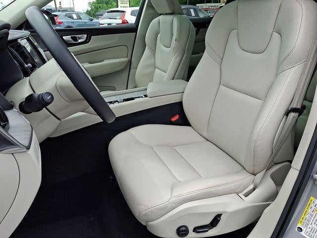 2024 Volvo XC60 B5 AWD Plus Dark Theme