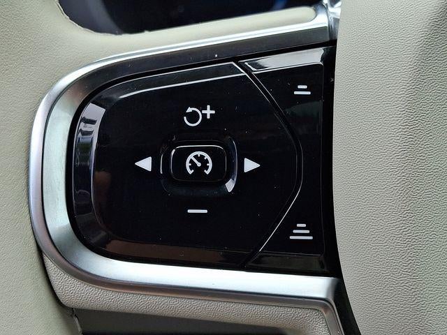 2024 Volvo XC60 B5 AWD Plus Dark Theme