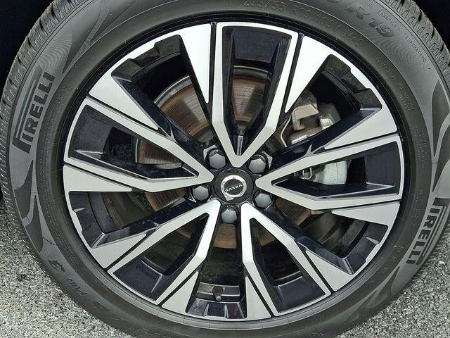 2024 Volvo XC60 B5 AWD Plus Dark Theme
