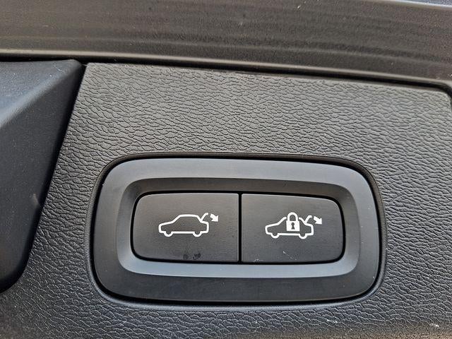 2024 Volvo XC60 B5 AWD Plus Dark Theme