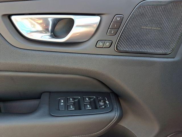 2024 Volvo XC60 B5 AWD Plus Dark Theme