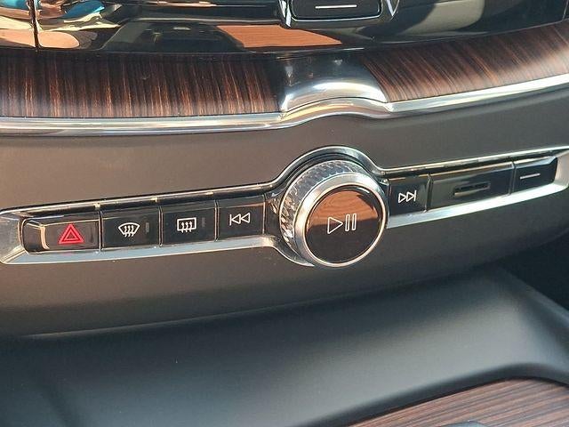 2024 Volvo XC60 B5 AWD Plus Dark Theme